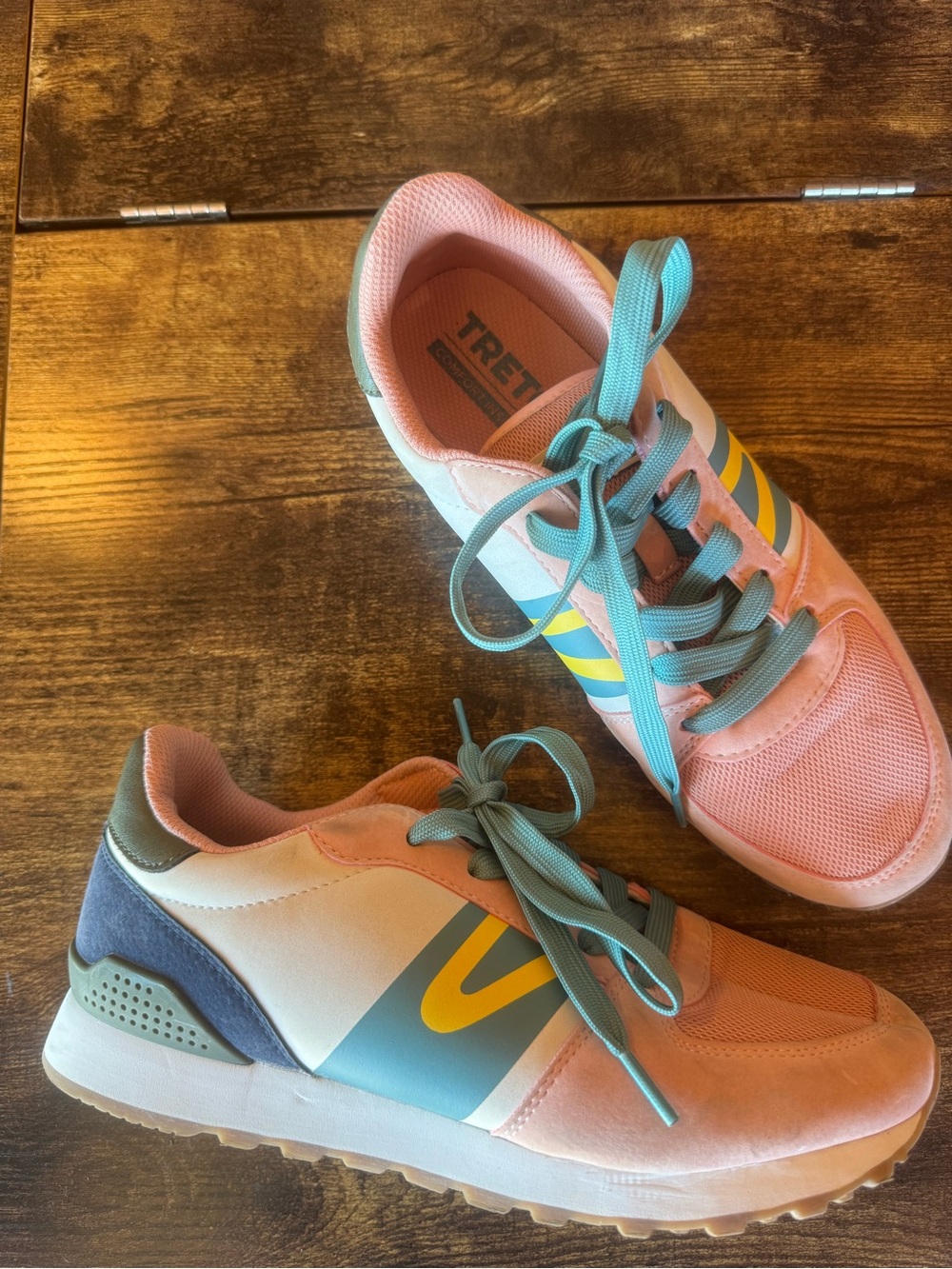 Tretorn Women's Loyola sneakers in a pink and teal colorway